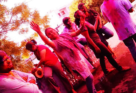 5 SIMPLE WAYS TO TAKE-OFF YOUR HOLI COLORS, WITH LOVE! - one world news