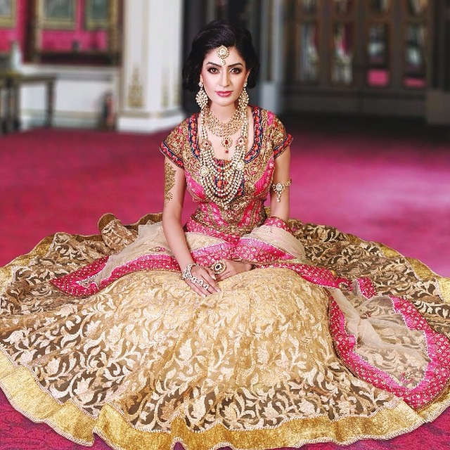 6 Must Have Solo Poses For Indian Brides In Their Wedding