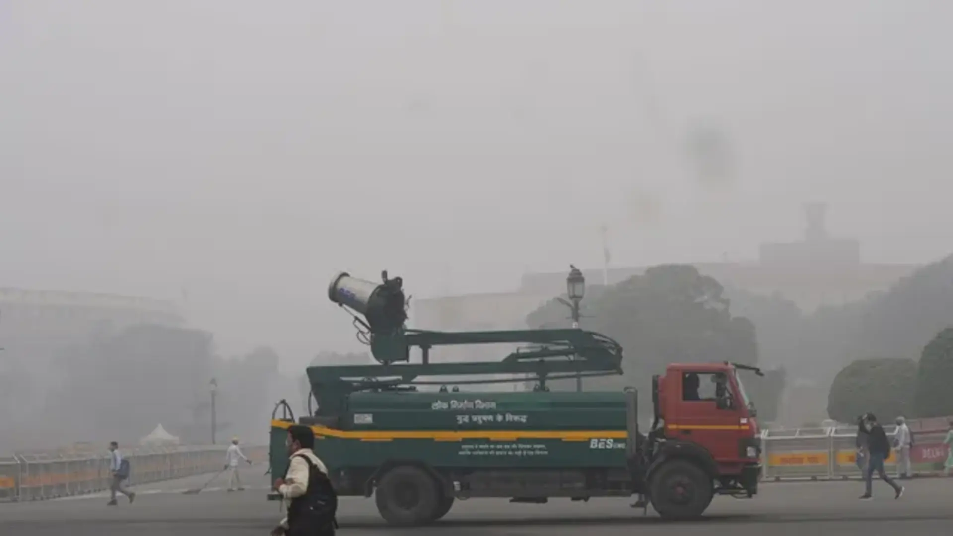 Supreme Court Flags Delhi Pollution Lapses, Seeks Report on Heavy Vehicles